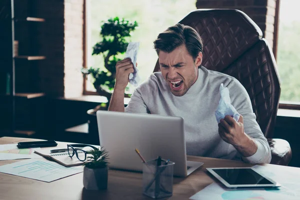 Portret van aantrekkelijk kwaad gek verwoest wild woedend uitvoerende partnerbedrijf directeur marketeer financier negatieve emotie expressie op industriële Loft bakstenen interieur werkplaats station — Stockfoto