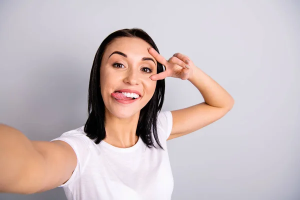 Autorretrato de ella ella atractiva encantadora encantadora alegre alegre loca funky chica que se divierte mostrando v-signo fiesta vacaciones humor vida estilo de vida aislado sobre fondo pastel gris claro — Foto de Stock