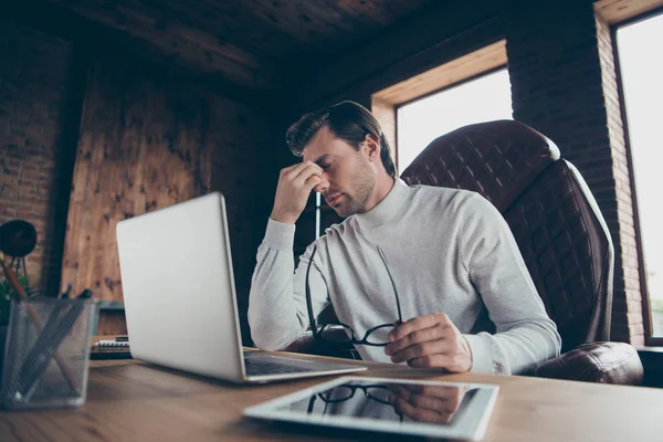 Porträtt av hans han attraktiva intellektuella Shark finansiär ekonom analytiker advokat ekonom företaget grundare känsla dålig dag på Industrial Loft trä tegel stil interiör arbetsplats Station — Stockfoto