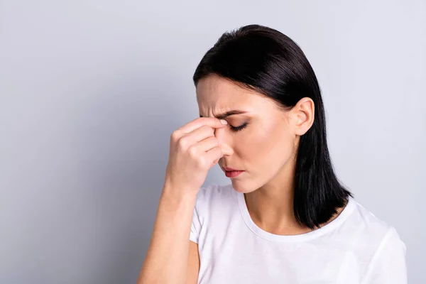 Zbliżenie jej portret, która jest Ładna, ładny, uroczy, bolesna dziewczyna cierpi z powodu wysokiej gorączki uczucie ból nos na białym tle uczucia smutny tło złe — Zdjęcie stockowe