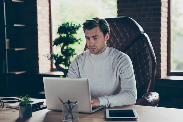 Portret van aantrekkelijk geschoolde gerichte Shark it programmer specialist Finance account Economy Economist Analyst bij Industrial Loft Style interieur werkplaats station — Stockfoto