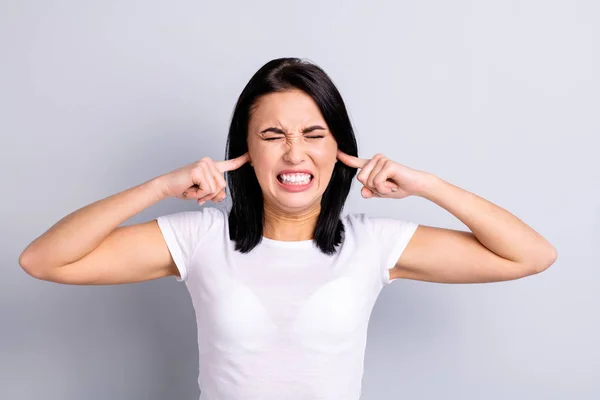 Primer plano retrato de ella ella agradable atractiva chica loca loca encantadora mostrando desacuerdo evitar escándalo sonido fuerte insoportable disgusto feo ruido aislado sobre luz gris pastel fondo — Foto de Stock