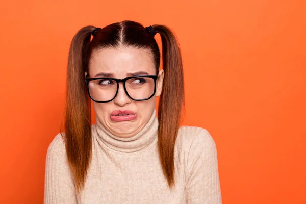 Nahaufnahme Foto schön erstaunlich sie ihre Dame ziemlich Frisur schlechte Laune sorry schuldigen Ausdruck Blick Seite leer Raum verdorbenes Essen ugh tragen lässig Pastell Pullover Kleidung isoliert orange Hintergrund — Stockfoto