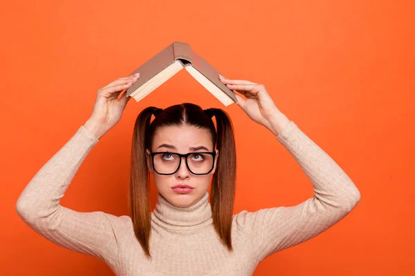 Close-up foto mooi verbazingwekkend ze haar Lady pretty kapsel houden armen handen favoriete roman boven hoofd slechte humeur Sorry Guilty expressie slijtage casual pastel Pullover kleren geïsoleerd oranje achtergrond — Stockfoto