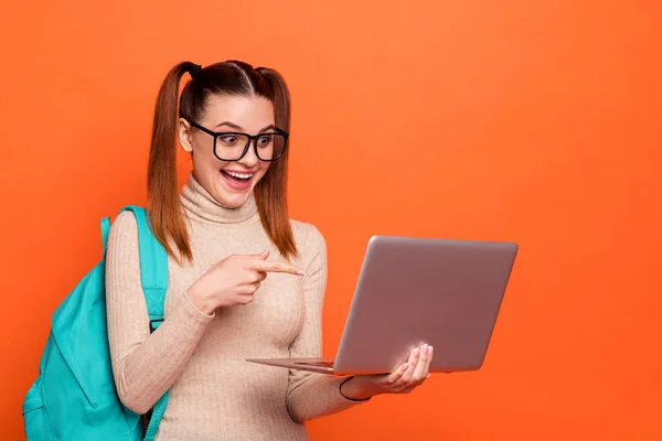 Close up foto bella lei la sua signora bella hairdo tenere mano braccio notebook leggere lettore novità novità stupito eccitato indicare dito schermo usura casual pastello pullover vestiti isolato arancio sfondo — Foto Stock