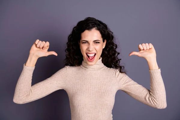 Nahaufnahme Foto schön ekstatisch sie ihre überglückliche Dame mädchenhaft sagen yeah anzeigt Richtfinger sich verrückt lustig funky zahm tragen lässig Pastell Pullover Pullover isoliert grauen Hintergrund — Stockfoto