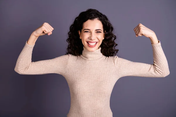 De cerca foto increíble atractivo ella su señora mostrando la presentación de sus propios músculos grandes frescos no necesito héroe niñas poder concepto fuerte idea usar suéter pastel casual suéter aislado fondo gris — Foto de Stock