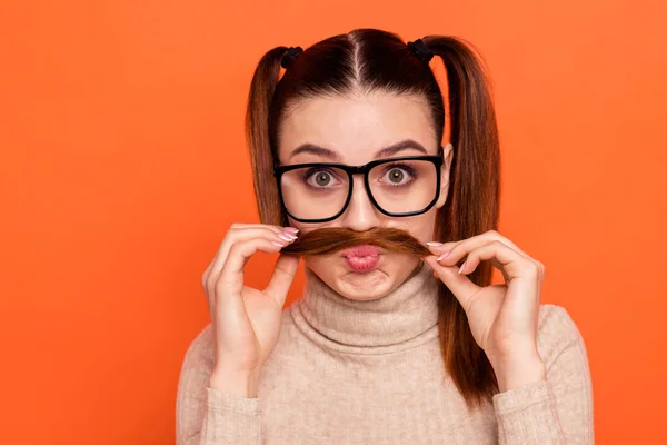 Närbild foto charmig tusenåriga specs snygg modern glasögon polotröja trendig stil vacker isolerad göra ansikten ledig tid vila helg innehåll positiv glad barnslig orange bakgrund — Stockfoto