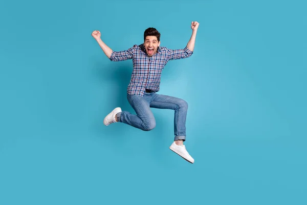 Comprimento total tamanho do corpo vista foto bonito bom jovem levantar punhos gritar sim celebração notícias maravilhosas satisfeito sincero camiseta jeans tênis fim de semana feriados isolado fundo azul — Fotografia de Stock