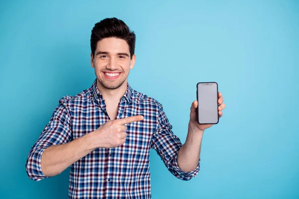 自信积极乐观开朗与微笑微笑代理销售员自由职业者商人拿着手机在手手臂孤立的柔和背景的照片肖像 — 图库照片