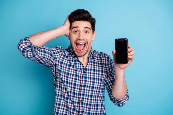 Close-up foto portret van vrolijke optimistische positief leuk blij gek met geopende mond aanraken hoofd hij verkoper Trader demonstreren lage kosten verkoop korting telefoon geïsoleerd pastel achtergrond — Stockfoto