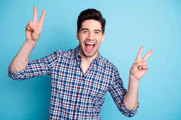 Retrato de boa juventude milenar bonito ter tempo livre fim de semana férias verão fazer v-sinal contente conteúdo restolho desgaste xadrez vestuário isolado fundo azul — Fotografia de Stock