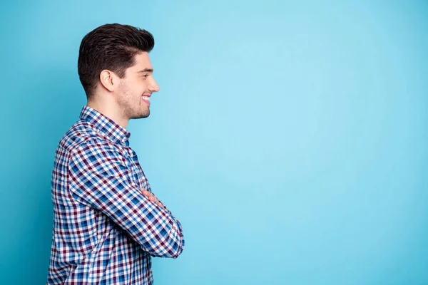 Medio convertido foto de primer plano retrato de atractivo alegre encantador agradable él él tipo con los brazos cruzados mirando a un lado con camisa a cuadros fondo pastel aislado —  Fotos de Stock