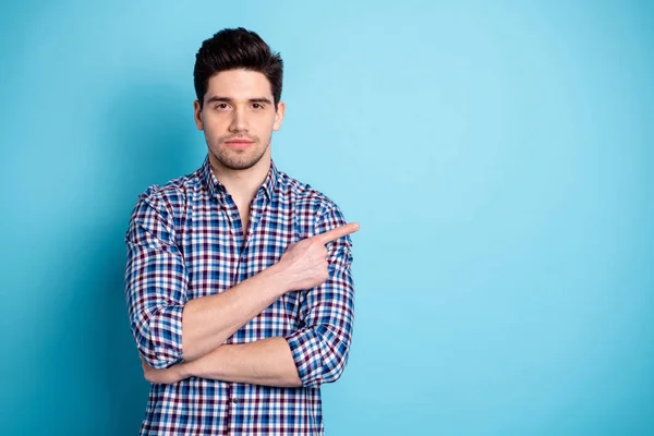 Retrato enfocado reflexivo con clase anuncios de retroalimentación de los jóvenes elegir decidir recomendar consejo sugerir opción de selección pantalla actual mirar la información de la atención ropa a cuadros primavera aislado fondo azul — Foto de Stock