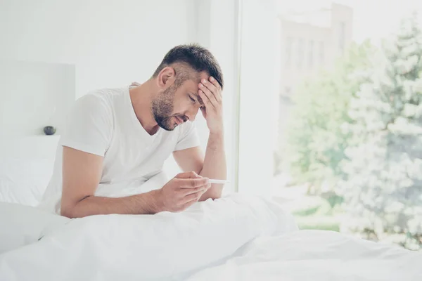 Nahaufnahme Seitenprofil Foto erstaunlich er ihm sein unglücklicher Kerl halten Thermometer schrecklich verletzt Schmerzen Krankheit Tempel Stirn müssen Arbeit gehen weiße Schlafanzüge sitzen große Schlafzimmer Zimmer Haus drinnen — Stockfoto