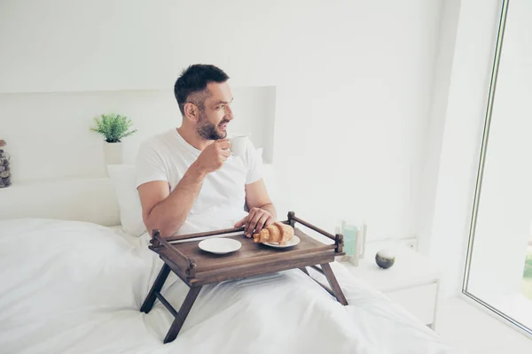 Blisko do zdjęcia niesamowite on jego macho facet dom jasny kawa kawiarnia leżący mało napój nosić okienny pokój puszek sen spojrzenie stół słodki wnetrze wnętrze łóżko śniadanie — Zdjęcie stockowe