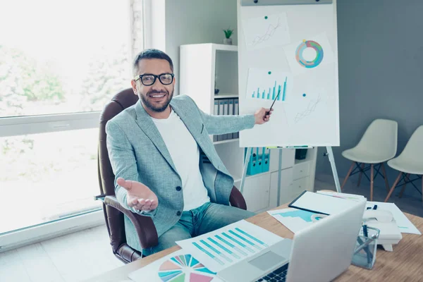 De cerca foto guapo él su jefe jefe chico mostrando nuevas estadísticas estadísticas números ingresos marketing inversión decirle a los colegas noticias novedad estrategia portátil mesa sentarse silla de oficina desgaste chaqueta — Foto de Stock