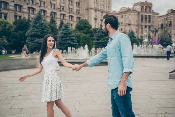 Profilsida Visa foto av charmiga ganska vackra människor promenad glad uppriktig njuta av fritiden Voyage Tour bära klänning vit blå denim jeans skjorta skäggiga — Stockfoto