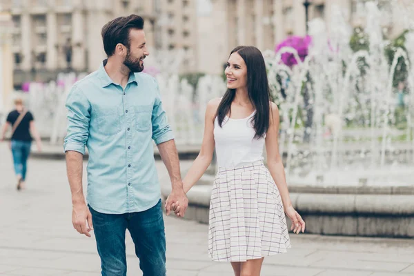 Porträtt av upphetsad tusenåriga människor person ungdom skäggiga kul rolig söt charmig härlig strandpromenad utanför fontän klänning kjol denim jeans skjorta blå — Stockfoto