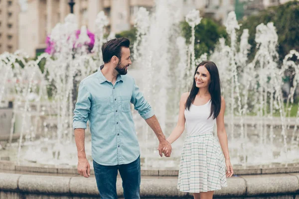 Retrato de lindos y encantadores cónyuges personas casadas tienen conocimiento a primera vista fuera de la ciudad barbudo centro alegre divertido tiempo libre vacaciones fin de semana hermoso vestido camisa vaqueros —  Fotos de Stock