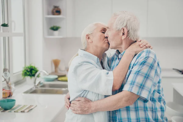 Perfil de lado foto de namorados casados beijando sentir conteúdo desfrutar de pé cozinha quarto dentro de casa — Fotografia de Stock