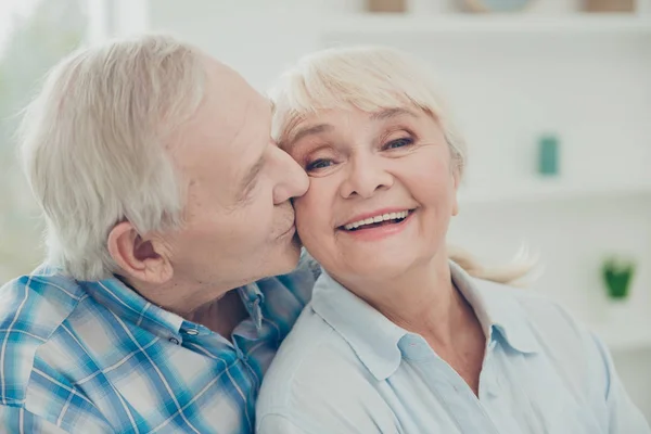 Close-up retrato dela ela ele ele dois agradável atraente encantador afetuoso doce alegre alegre vida parceiros almas gêmeas abraçando beijando em casa interior branco claro — Fotografia de Stock