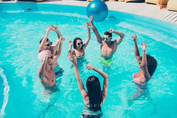 Фото шестерых международных друзей, зависающих в воде, наслаждающихся лучшей компанией и дискотекой у бассейна — стоковое фото