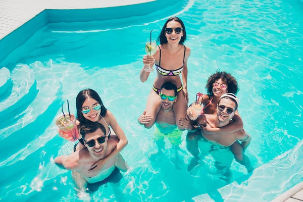 Foto de seis amigos pasando el rato en la piscina disfrutando de la mejor compañía bebiendo cócteles de hielo — Foto de Stock