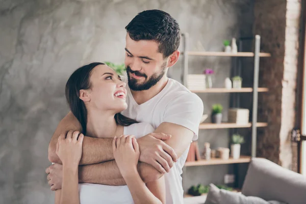 Onun onun yakın-up portre o iki güzel güzel güzel sevimli neşeli neşeli nazik insanlar endüstriyel loft iç tarzı oda daire de ücretsiz boş zaman bal-moon göndererek — Stok fotoğraf