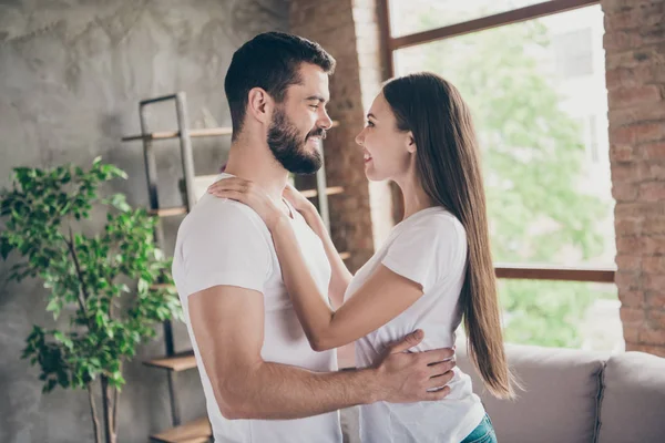 Pohled na stranu s profilem na fotografii jeho a ona dvě hezká krásná rozkošná roztomilá veselá veselá lidé trávení dne vysněný Med-měsíc v domácím bytě doma — Stock fotografie