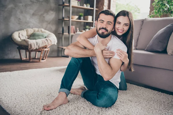 Retrato dele ele ela dois agradável atraente encantador alegre alegre alegre positivo concurso pessoas se divertindo dia devaneio lua de mel sentado no chão em casa casa apartamento dentro de casa — Fotografia de Stock