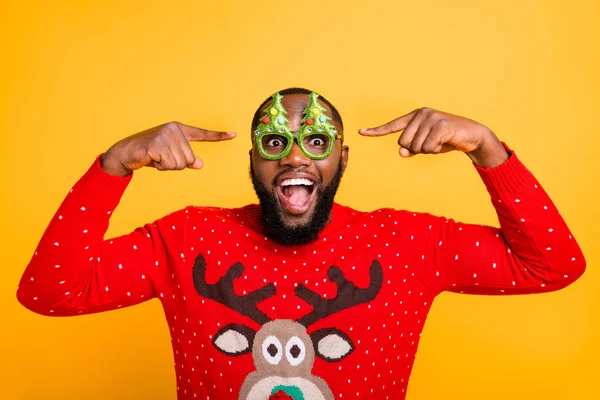 Close-up retrato de sua bela atraente alegre alegre alegre louco funky cara vestindo mostrando frio inverno Papai Noel look estilo abeto isolado sobre brilhante vívido brilho fundo amarelo — Fotografia de Stock