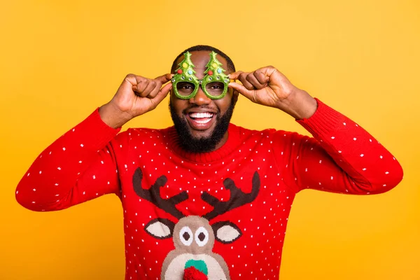 Close-up retrato de sua agradável atraente alegre alegre alegre alegre alegre cara vestindo frio inverno Papai Noel look outfit estilo isolado sobre brilhante vivo brilho fundo amarelo — Fotografia de Stock