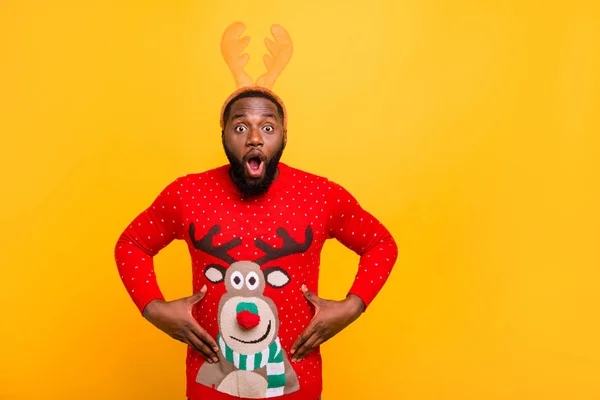 Portrét toho, jak se mu zalíbil příjemný, veselý, veselý a užaslý chlapík, který nosí v Santa stylu oblek, který se dotýkal břicha — Stock fotografie