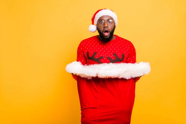 Porträt seines netten attraktiven besorgten Kerls, der einen großen roten Sack in der Hand hält, Dezember Wintertradition Wunschpakete isoliert über hell leuchtenden gelben Hintergrund — Stockfoto