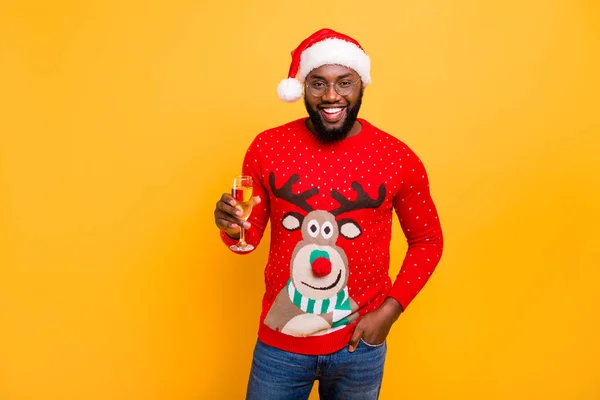 Retrato de su agradable atractivo alegre alegre divertido tipo con traje de celebración disfrutando de la ocasión fiesta de vino aislado sobre brillante brillante brillo amarillo fondo —  Fotos de Stock