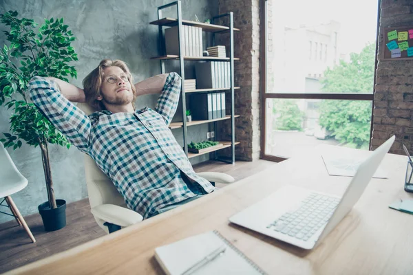 Portret van kalm ondernemer met blond haar zittend in industriële dragen brillen brillen geruite geruite overhemd — Stockfoto