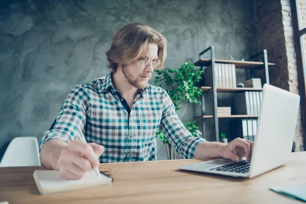 Profilseite Foto des Experten mit blonden Haaren, der ein Notizbuch mit kariertem karierten Hemd trägt, Brille sitzt im Innenraum — Stockfoto