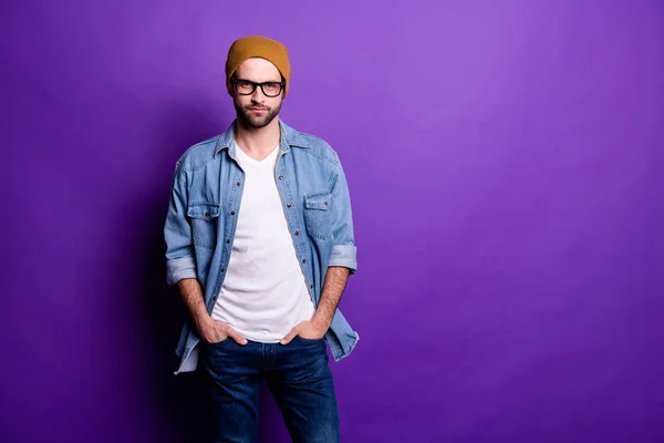 Retrato de su agradable atractivo contenido moderno barbudo sujeto de la mano en bolsillos aislados sobre brillante brillo violeta lila púrpura fondo — Foto de Stock