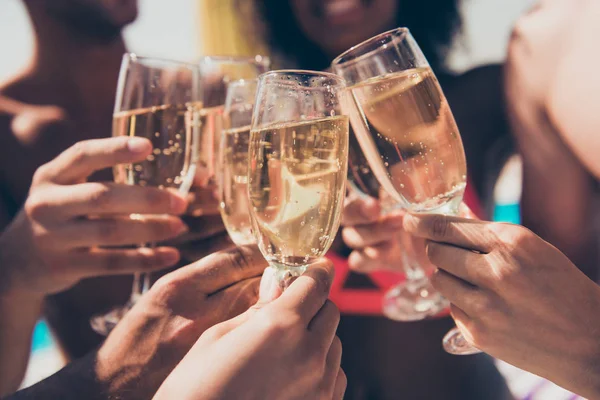 Photo recadrée de nombreuses personnes accrochant des verres avec du champagne — Photo