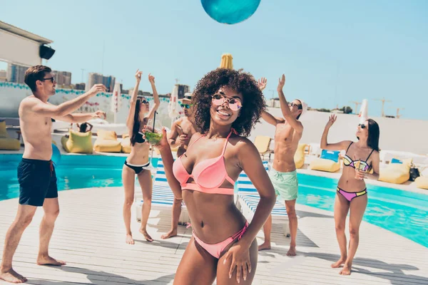 Tatil açık havada bikini gözlük gözlük giyen eğlenceli oyun oynarken taze meyve suyu tutan büyüleyici arkadaşların Portresi — Stok fotoğraf