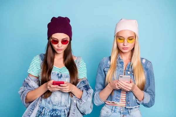 Retrato de bonito atraente adorável focado meninas navegando internet on-line conexão wi-fi isolado sobre brilhante brilho vívido azul verde turquesa fundo — Fotografia de Stock