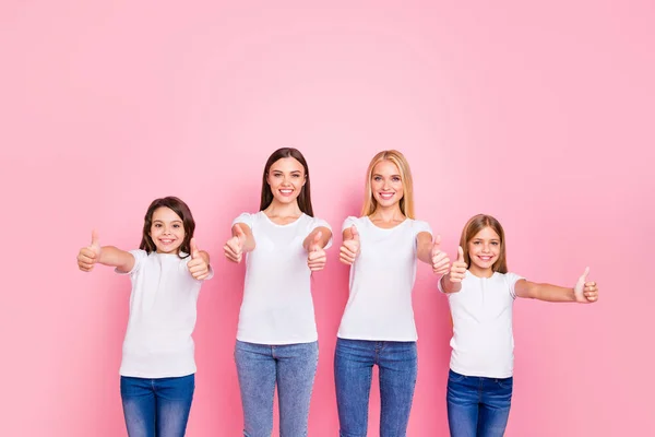 Retrato de agradável-olhando atraente agradável alegre alegre alegre conteúdo meninas confiantes mostrando dando thumbup anúncio conselho solução solução negócio feito isolado sobre fundo pastel rosa — Fotografia de Stock