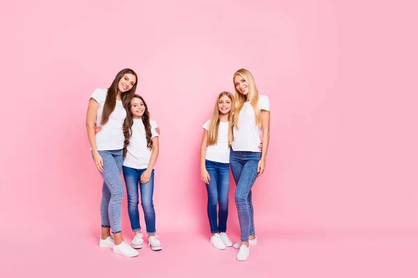 Photo du corps complet de quatre femmes d'âge différent étreignant porter tenue décontractée isolé fond rose — Photo