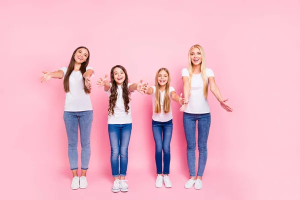 Four ladies with open arms meet parents ready for hugging wear casual outfit isolated pink background — Stock Photo, Image