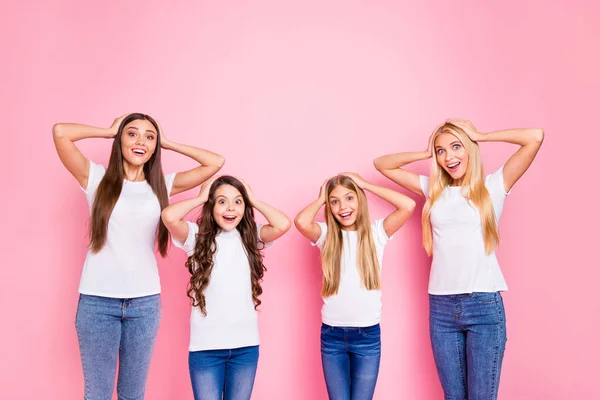 Foto de diferentes edades señoras alegres usan traje casual aislado fondo rosa — Foto de Stock