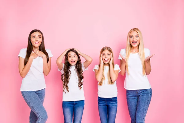 Foto de cuatro señoras de diferentes edades escuchando noticias positivas desgaste traje casual aislado fondo rosa —  Fotos de Stock