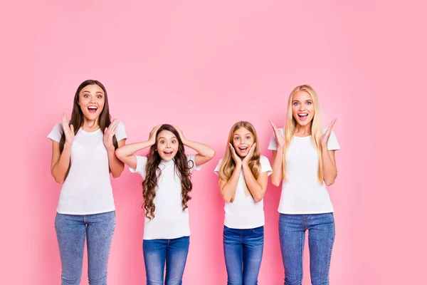 Foto de cuatro señoras de diferentes edades escuchando noticias positivas desgaste traje casual aislado fondo rosa —  Fotos de Stock