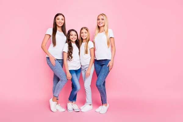 Фотография в полный рост разных возрастных дам, стоящих рядом в повседневном наряде на изолированном розовом фоне — стоковое фото