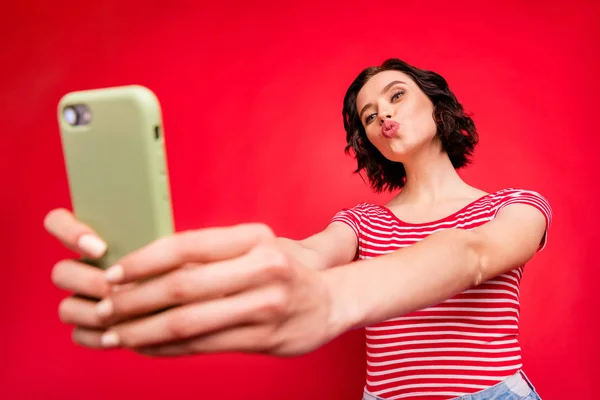 Χαμηλή γωνία θέα πορτρέτο της είναι όμορφη ελκυστική όμορφη αξιαγάπητη χαρούμενη χαρούμενο κυματιστή μαλλιά κορίτσι λαμβάνοντας κάνοντας selfie στέλνοντας σας φιλί απομονώνεται πάνω από φωτεινό ζωντανή λάμψη κόκκινο φόντο — Φωτογραφία Αρχείου